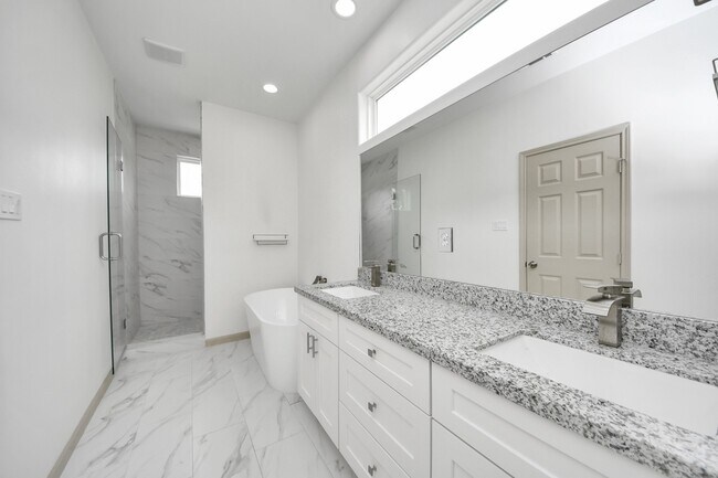 Building Photo - 2119 Esther Dr