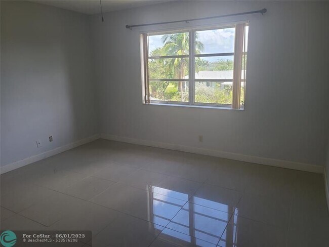 Building Photo - 941 Crystal Lake Dr