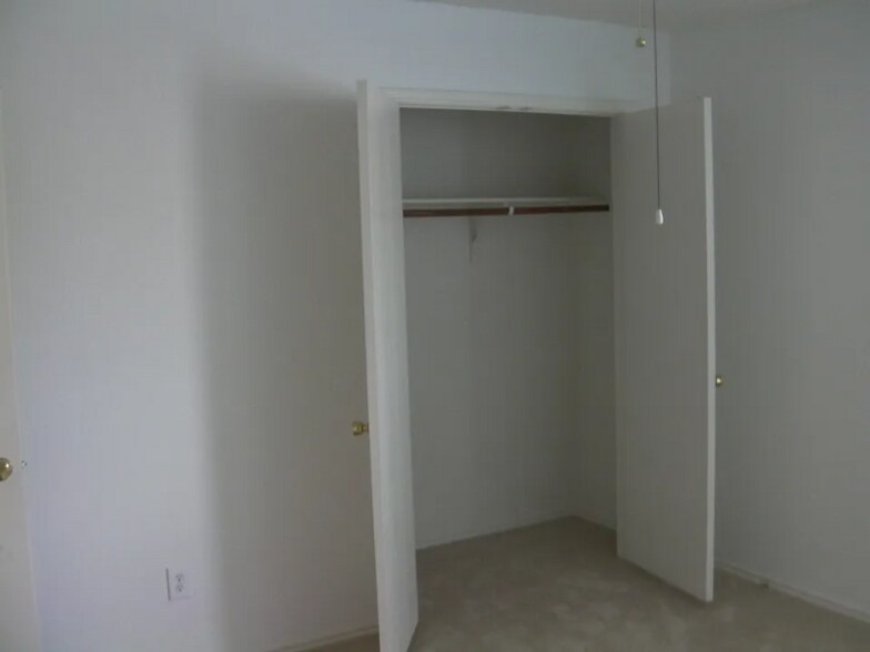 Building Photo - 900 Rose Crystal Way