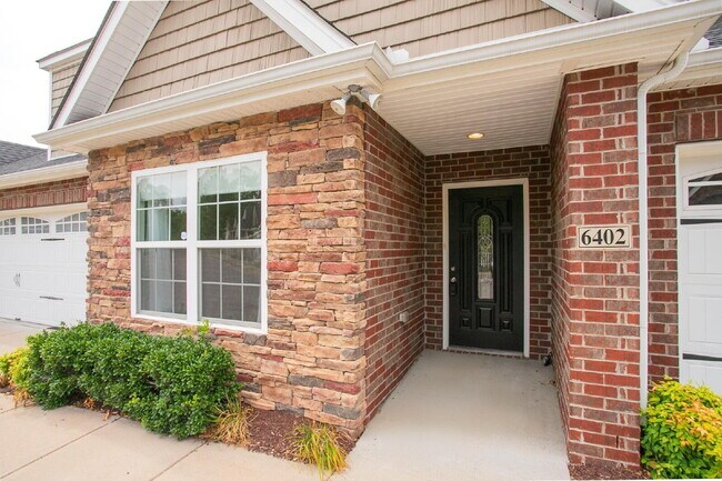 Building Photo - Single-level 2-bed, 2-bath townhome in 55+ community with pool, clubhouse, fitness center and gro...