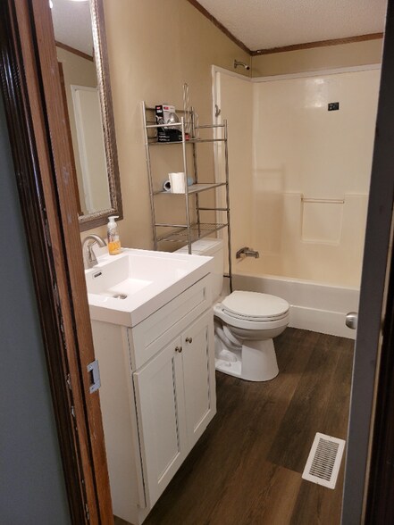 Building Photo - 135 Tesa Dr