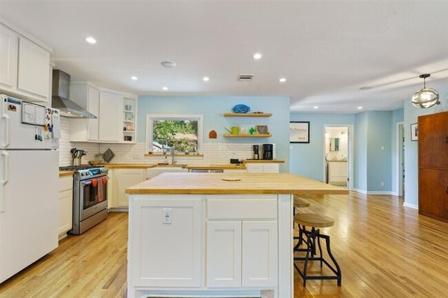 Building Photo - 5711 Chesterfield Ave