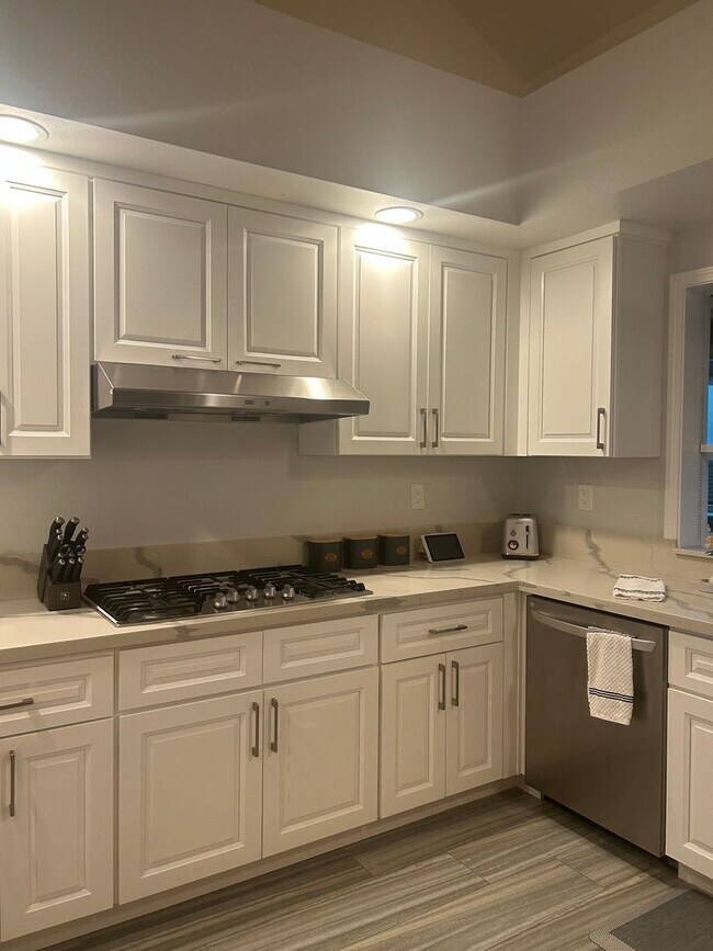 Building Photo - 2 Bed 2.5 bath townhome located on the golf course!