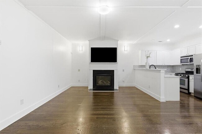 Building Photo - 1076 N Village Dr