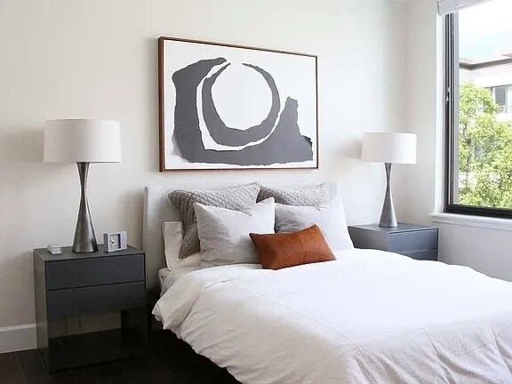 Building Photo - Experience Luxury Living in the Heart of H...