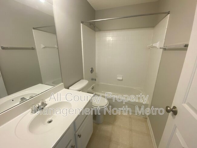 Building Photo - 9155 Friarbridge Dr