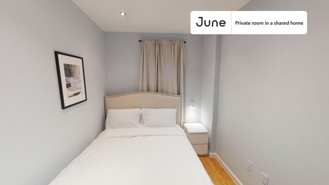 Building Photo - 225 W 109th St