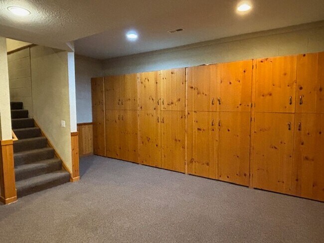 Building Photo - Spacious 4 BR/4 BA Single-Family Home in a...