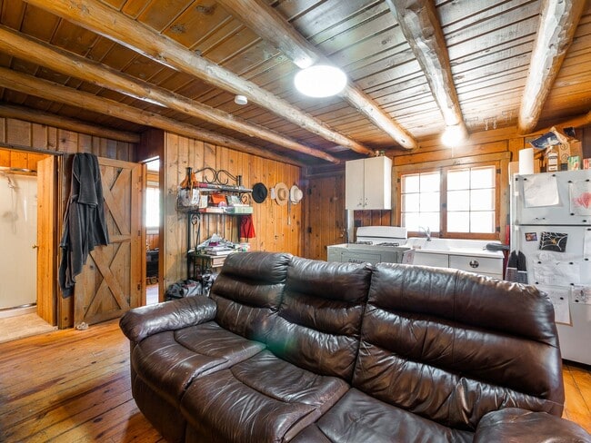 Building Photo - 6537 S Brook Forest Rd