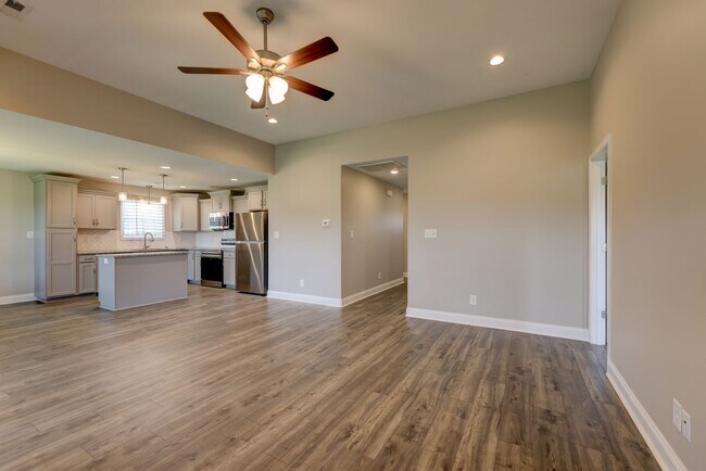 Building Photo - Sharp 3 bed 2 bath with Bonus room and nice fenced yard.
