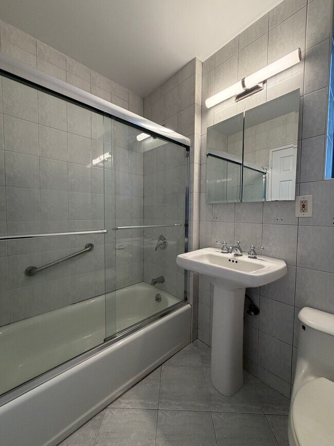 Building Photo - Beautiful 3 bed 3 bath Apartment designed by Lead Architect Steward Wagner and Alfred Fellheimer ...