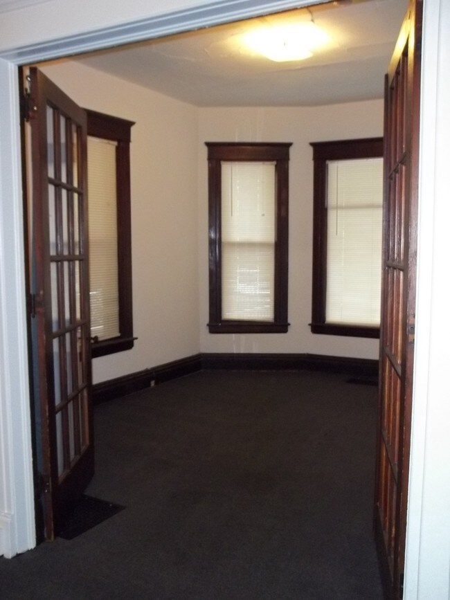 Building Photo - 411 W Dutton St