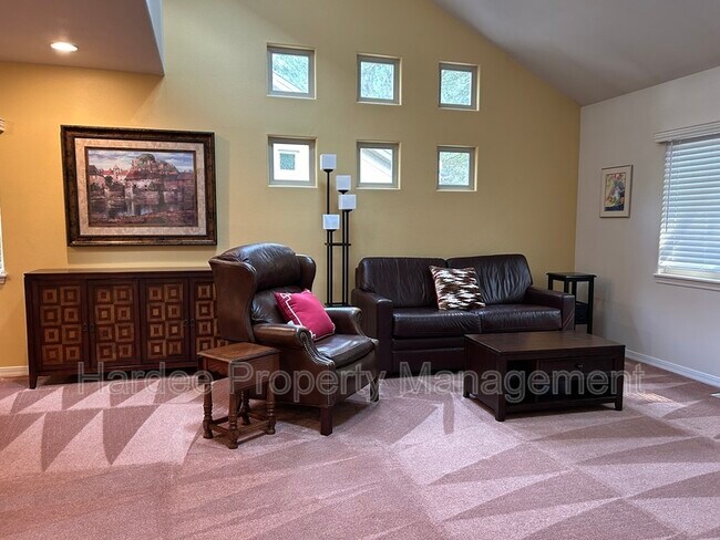 Building Photo - 830 E Riverpark Ln