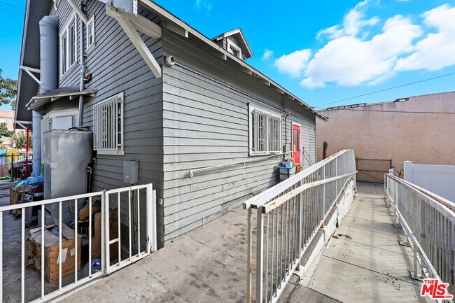 Building Photo - 522 W Vernon Ave