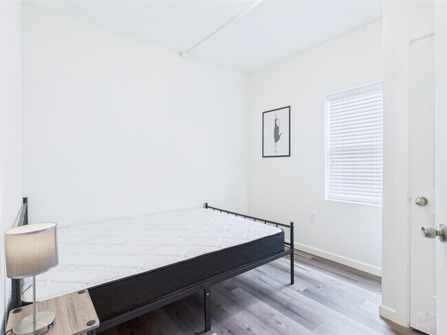 Building Photo - 911 W 22nd St