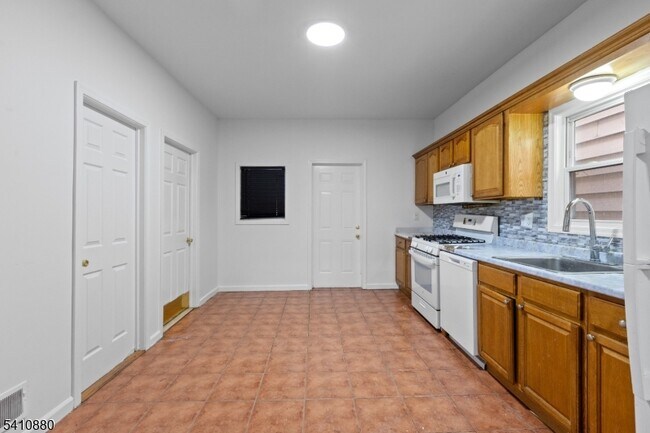 Building Photo - 552 Franklin St