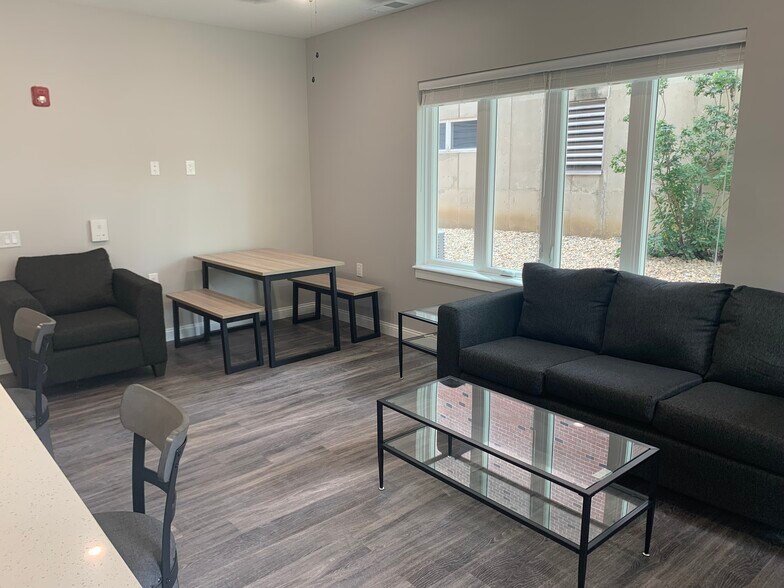 Building Photo - 403 W University Ave