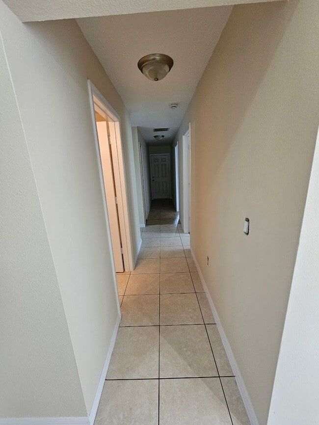 Building Photo - Albatross Dr-539