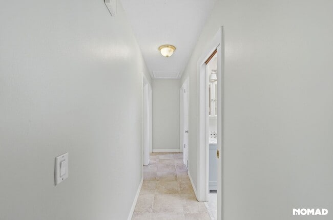 Building Photo - Updated, Large yard, quiet neighborhood, and convenient location