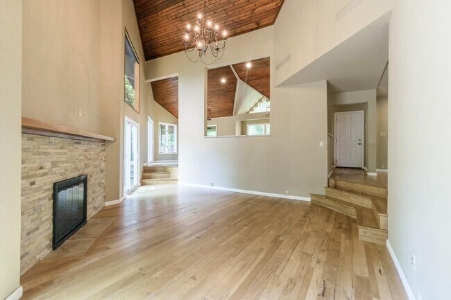 Building Photo - 4702 Dover Dr