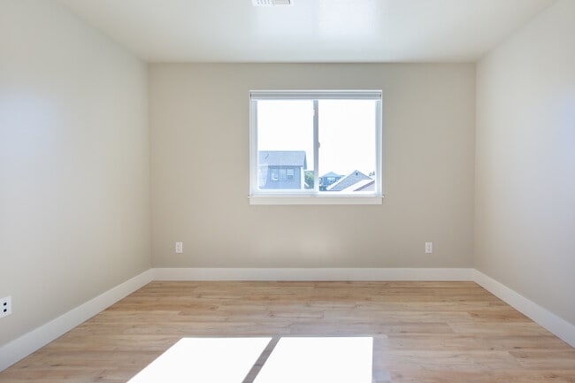 Building Photo - 5377 Remington Dr