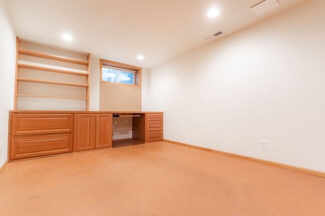 Building Photo - Private river access and stunning views from this home on Harmon Blvd! + Bonus Room