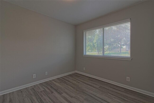 Building Photo - 300 Caladium Ct