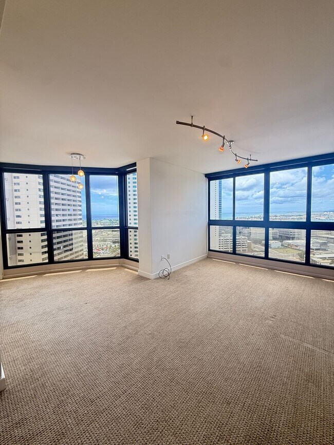 Building Photo - Available Now 1 Bed, 1 Bath, Kaka'ako, Oce...