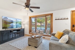 Building Photo - 1253 Roscoe St