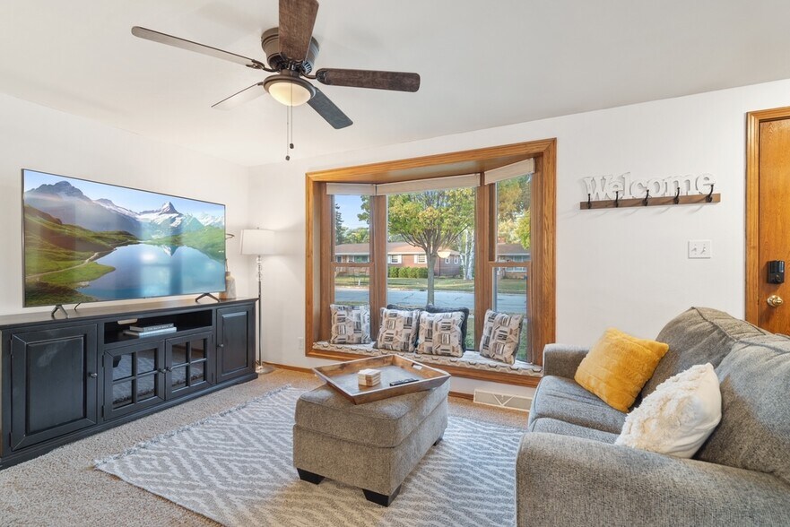 Primary Photo - 1253 Roscoe St