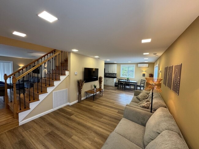 Building Photo - FIRST MONTH OF RENT FREE!!!!!!