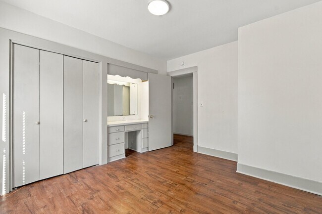 Building Photo - 403 E 6th St