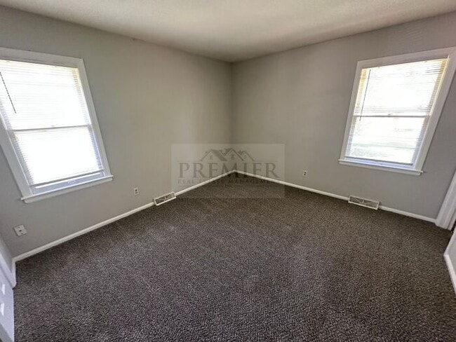 Building Photo - 4 bd/1.5 ba house Rent $1475 -11808 Smalle...