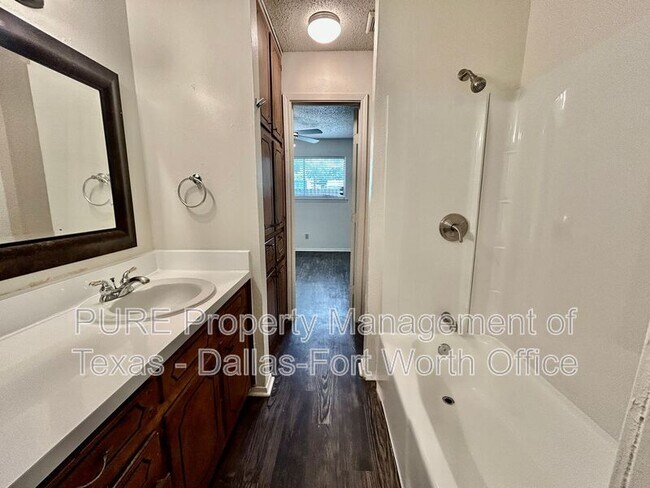 Building Photo - 409 Cousins Ln