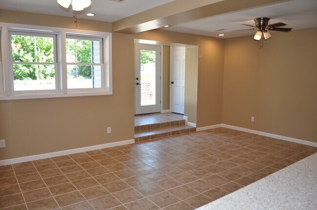 Building Photo - Apartment For Lease!!