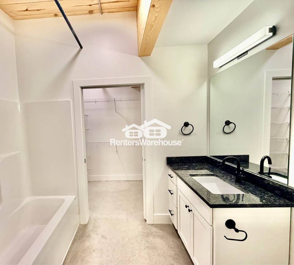 Building Photo - 2701 Ingersoll Ave