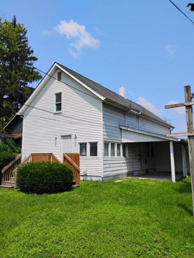 Building Photo - Coming Soon - 3 Bedroom 1 Bath - Amazing L...