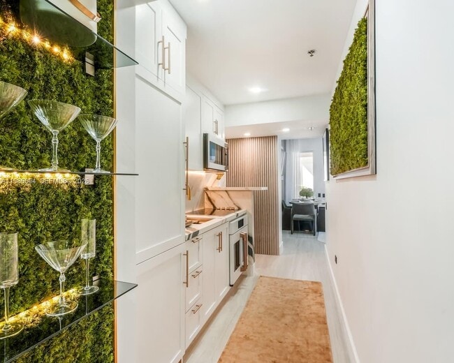 Building Photo - 100 Collins Ave