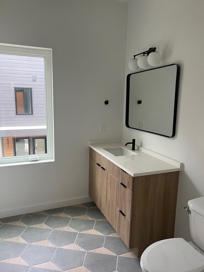 Full Bath - 314 W Blount Ave