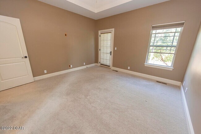 Building Photo - 2709 Summit Dr