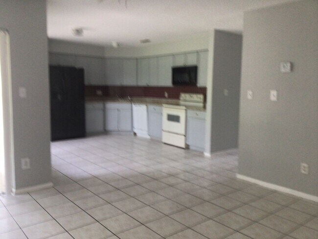 Building Photo - 1-Story Home.. 4 bedroom 2 bath home