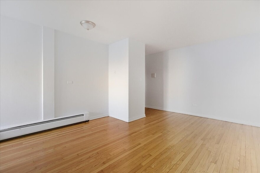 Building Photo - 6721 N Hermitage Ave