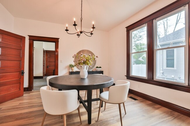 Building Photo - Newly Renovated Single Family Home