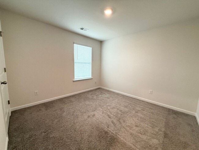 Building Photo - Spacious 5-Bedroom Home for Rent in The Falls – Modern, Comfortable, and Move-In Ready