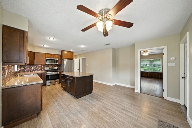 Building Photo - 1714 Parana Dr