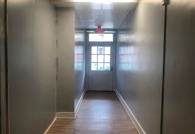 Building Photo - 602 Henry St