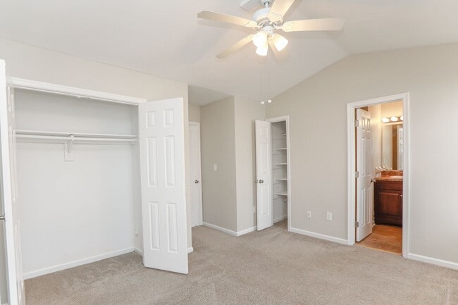 Building Photo - Charming Townhouse in Virginia Beach