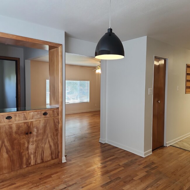 Building Photo - 911 W Leola St