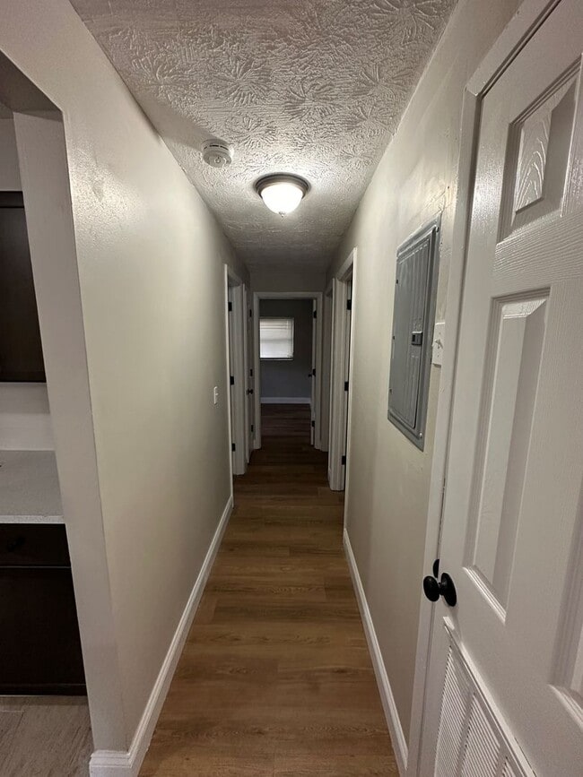 Building Photo - **4/2 BR Single Family home : Available Now