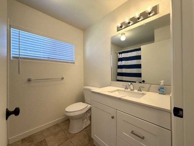 Building Photo - ROYAL KUNIA - 4 BDRM/2 BATH/ENCLOSED GARAGE